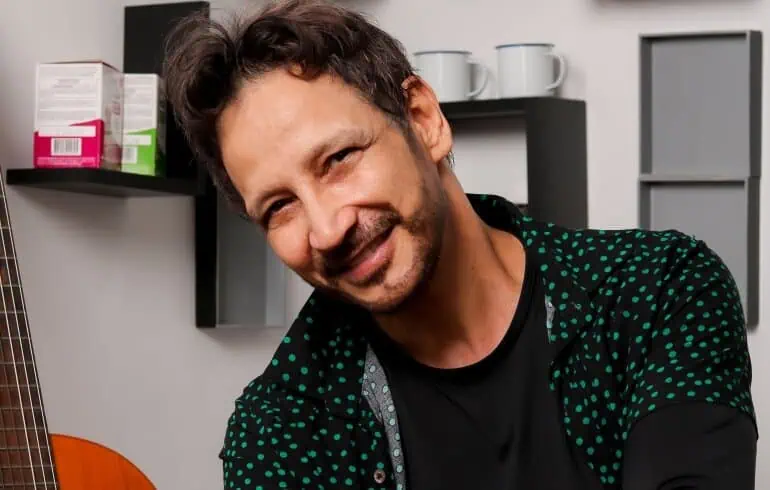 Centro da Música Carioca Artur da Távola recebe Cláudio Frêp 