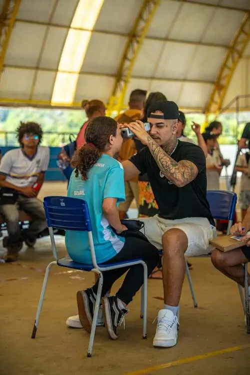 ARNETTE e rapper Veigh realizam doação de óculos em mutirão de acesso 