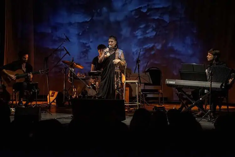 Claudia Amorim apresenta "Novos Tempos" em show na Tijuca