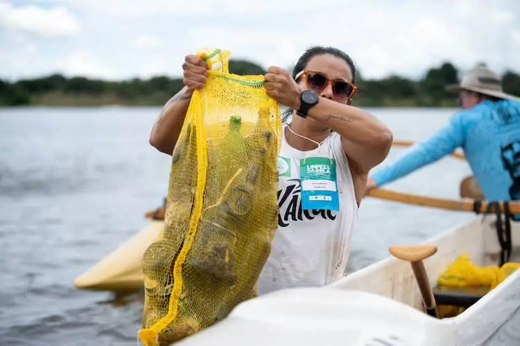 Ação pelo Dia Mundial da Água retira 0,5 tonelada de lixo do Lago Paranoá