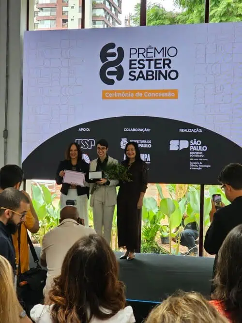 Manoela Martins do Supera Parque recebe Prêmio Ester Sabino