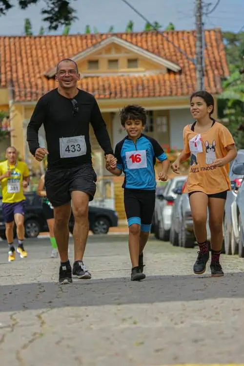 Rompendo barreiras: Esporte fortalece laços familiares e afasta crianças das telas