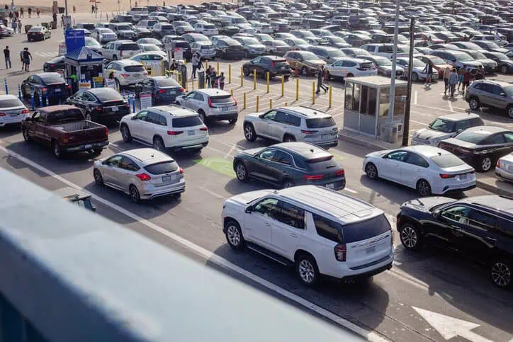 Filas, preços altos e trânsito: o desafio de estacionar em dias de show na capital