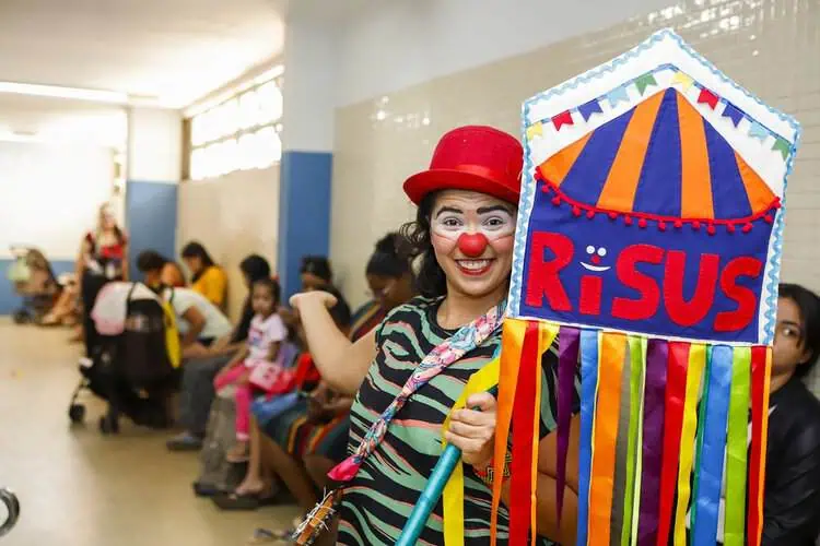 Projeto RiSUS leva intervenções de palhaçaria para as UBSs da Cidade Estrutural