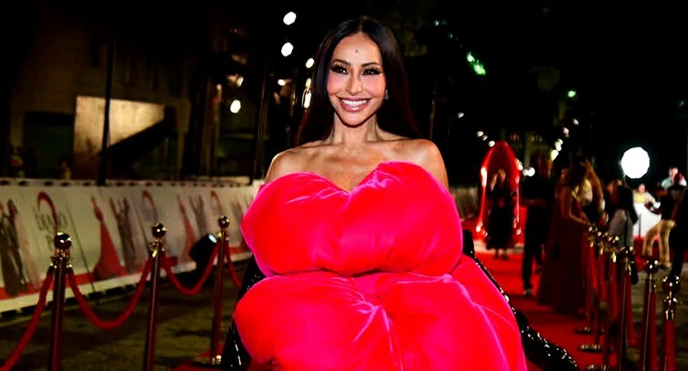Sabrina para o Rio com look surrealista de R$ 10 mil e redefine o conceito de ícone fashion