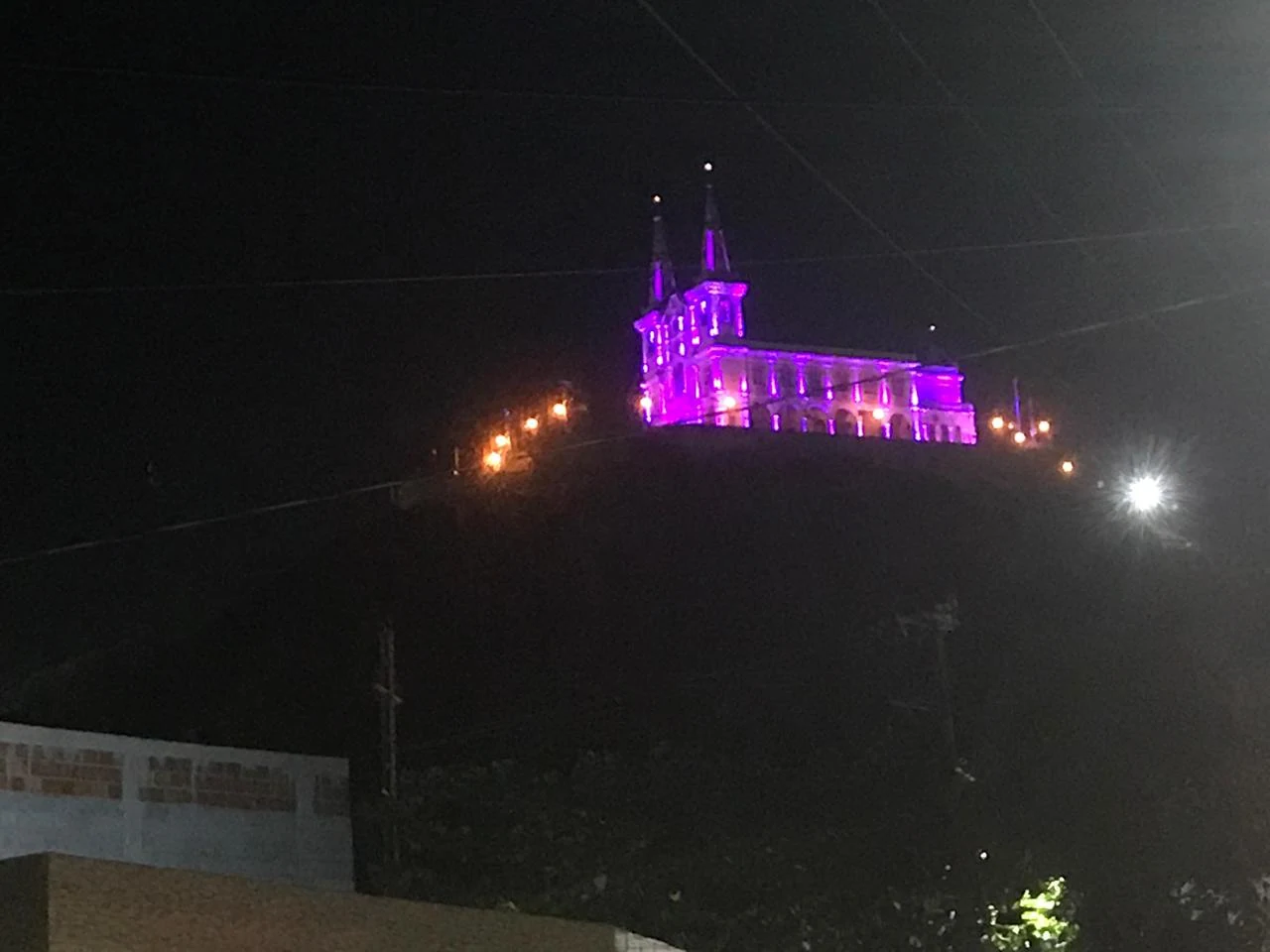 Rio de Janeiro se ilumina de roxo em apoio aos pacientes com lúpus