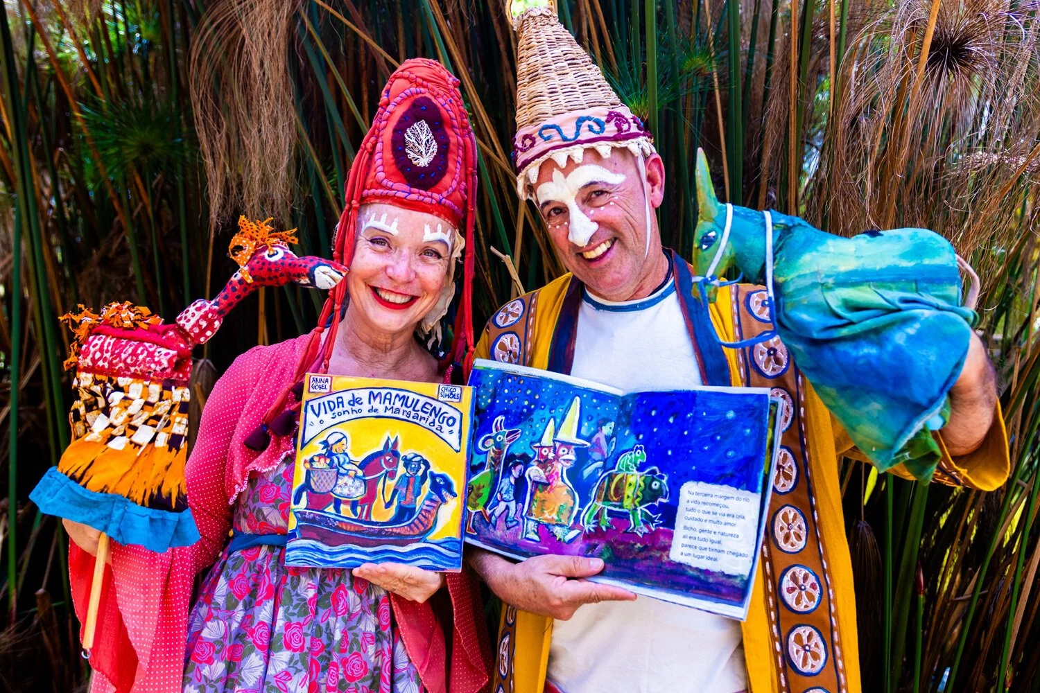Anna Göbel e Chico Simões lançam livro ilustrado inspirado no teatro popular de bonecos