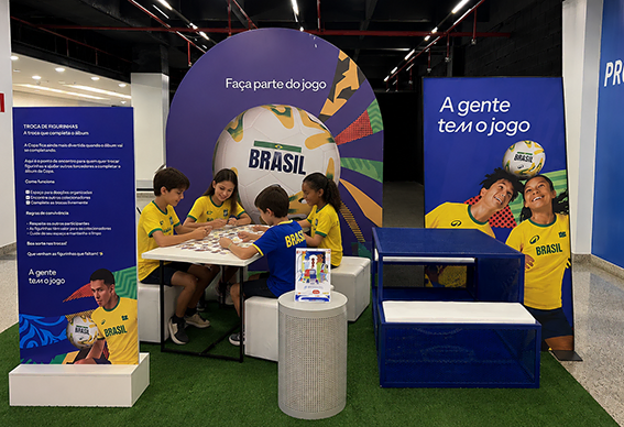 Espaço para troca de figurinhas durante a Copa no Venâncio Shopping