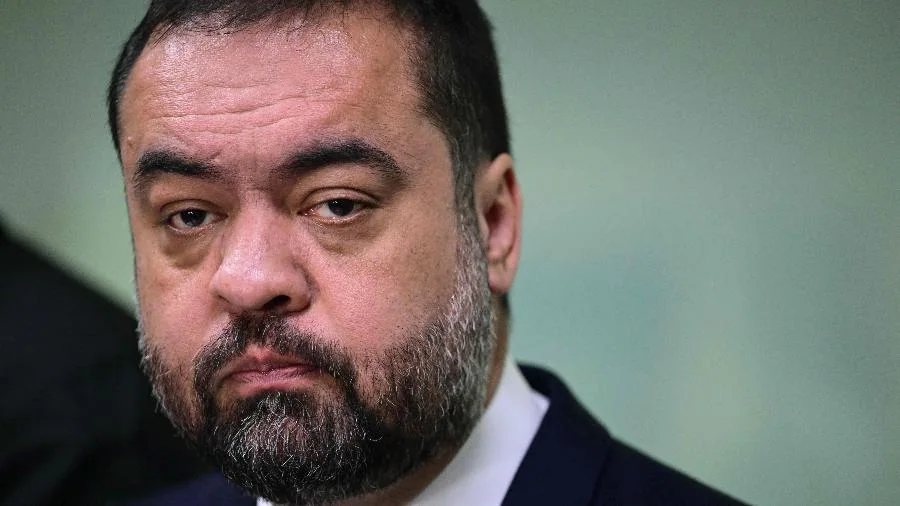 Cara de bobo, sorriso de quem sabe tudo: O “tímido” que movimentou bilhões
