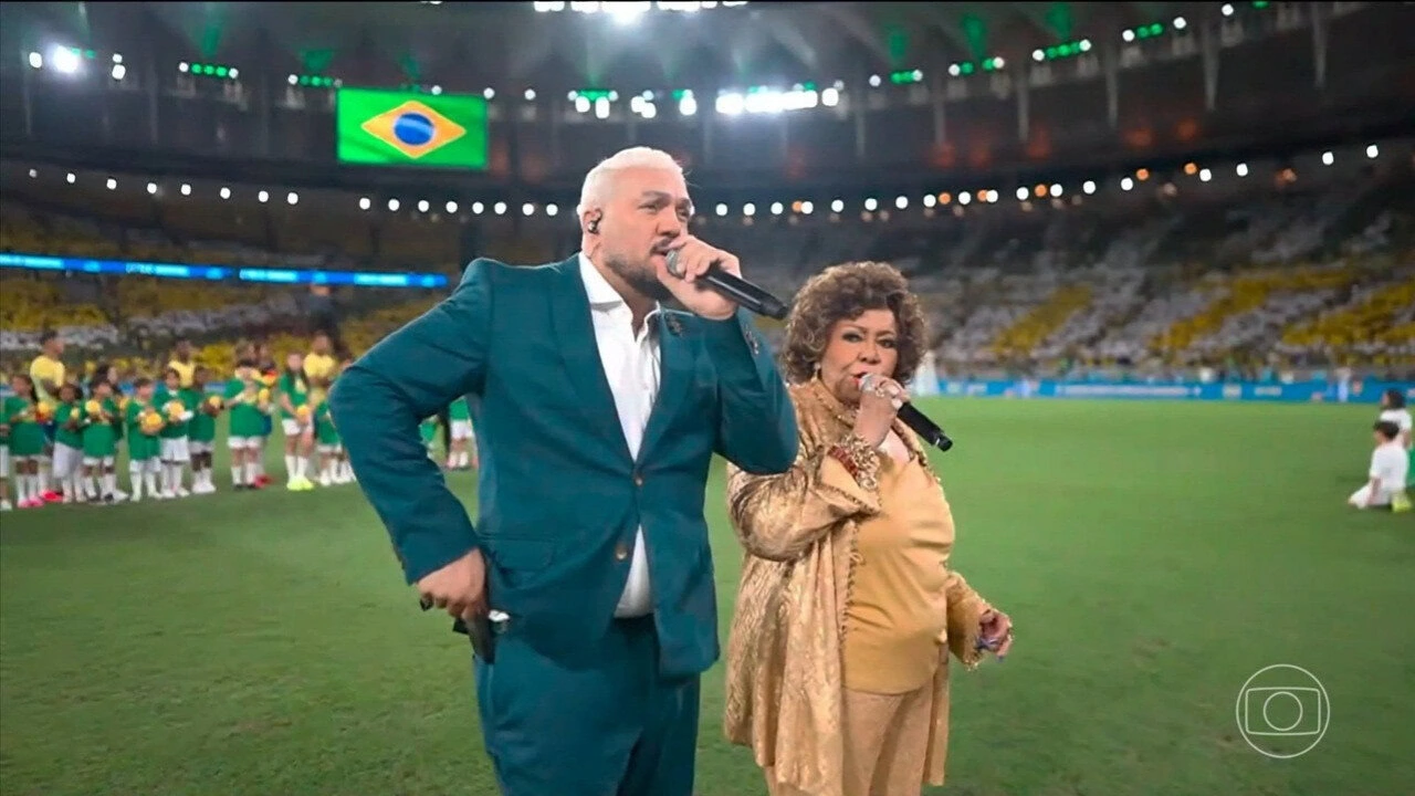 Se o hino fosse um jogo, Alcione e Belo teriam sido expulsos de campo!