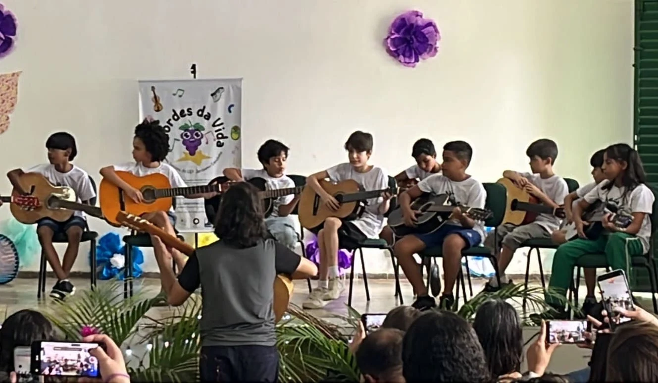 “Acordes da Vida”: Projeto social ensina música para crianças da comun