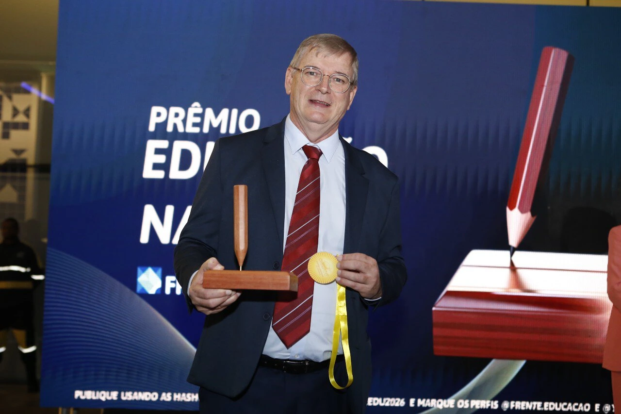 Coordenador da OBA e da OBAFOG recebe Prêmio Educação na Frente 2026 p