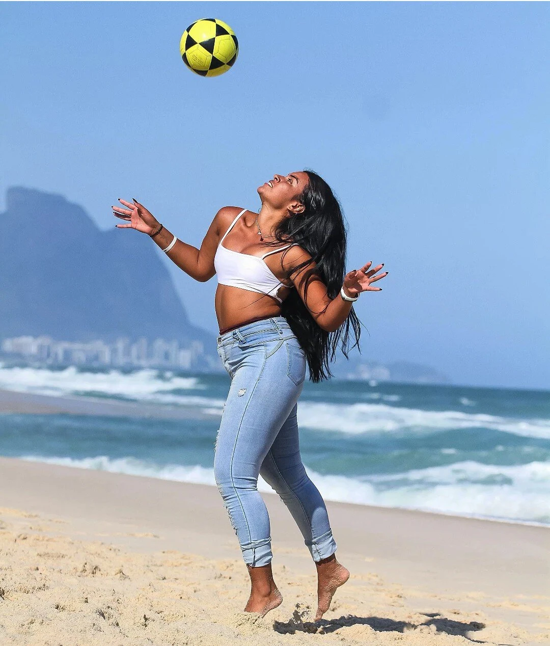 Atleta india se destaca no futevôlei e inspira nova geração de talentos