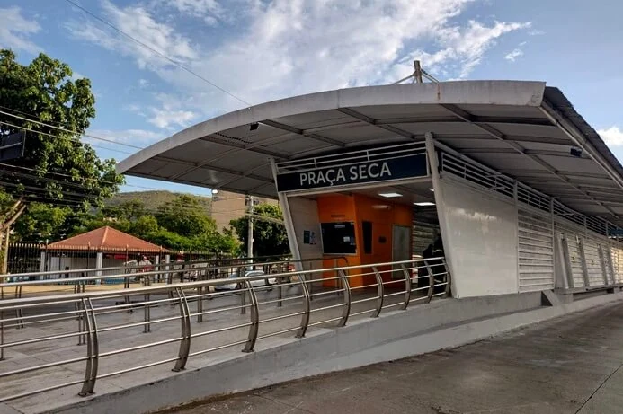 Sob escolta da PM, Claro rompe bloqueio na Praça Seca e encerra apagão de dois meses após destruição