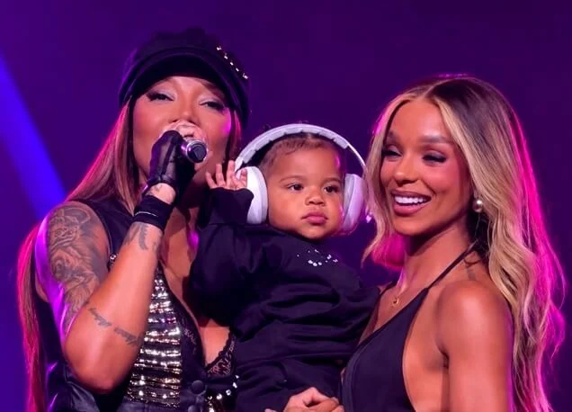 Ludmilla consagra nova era audiovisual com aparição surpresa da filha e beijo apaixonado em Brunna Gonçalves