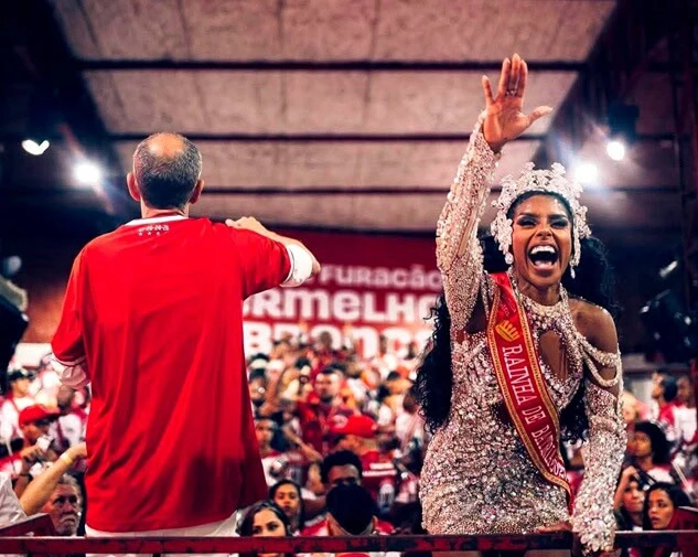 O trono é dela! Da passarela ao topo: Belinha Delfim é coroada a nova rainha da Viradouro em noite histórica de quadra lotada
