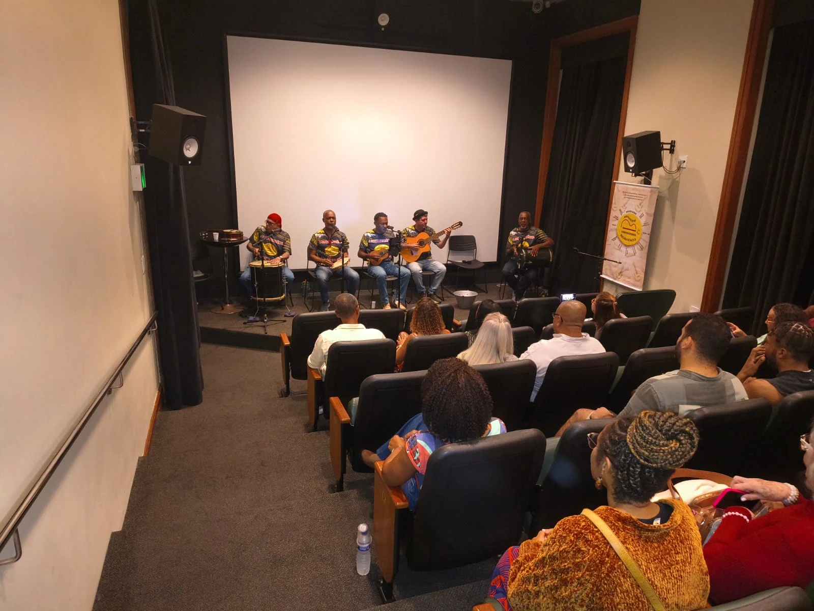 Projeto Cine Samba retorna ao Centro Cultural da Justiça Federal com nova edição gratuita reunindo cinema e roda de samba