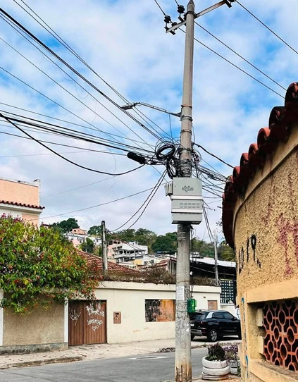 Praça Seca está sem TV e internet desde o Dia dos Pais e moradores exigem escolta policial para a Claro