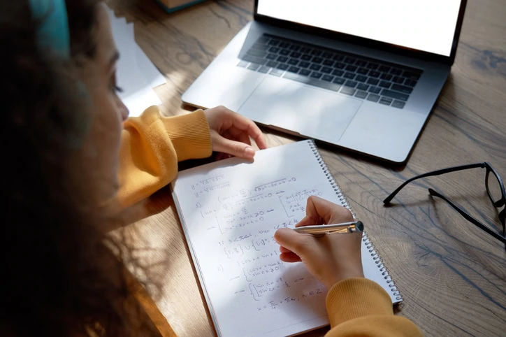 7 vantagens do EAD para quem já trabalha em home office