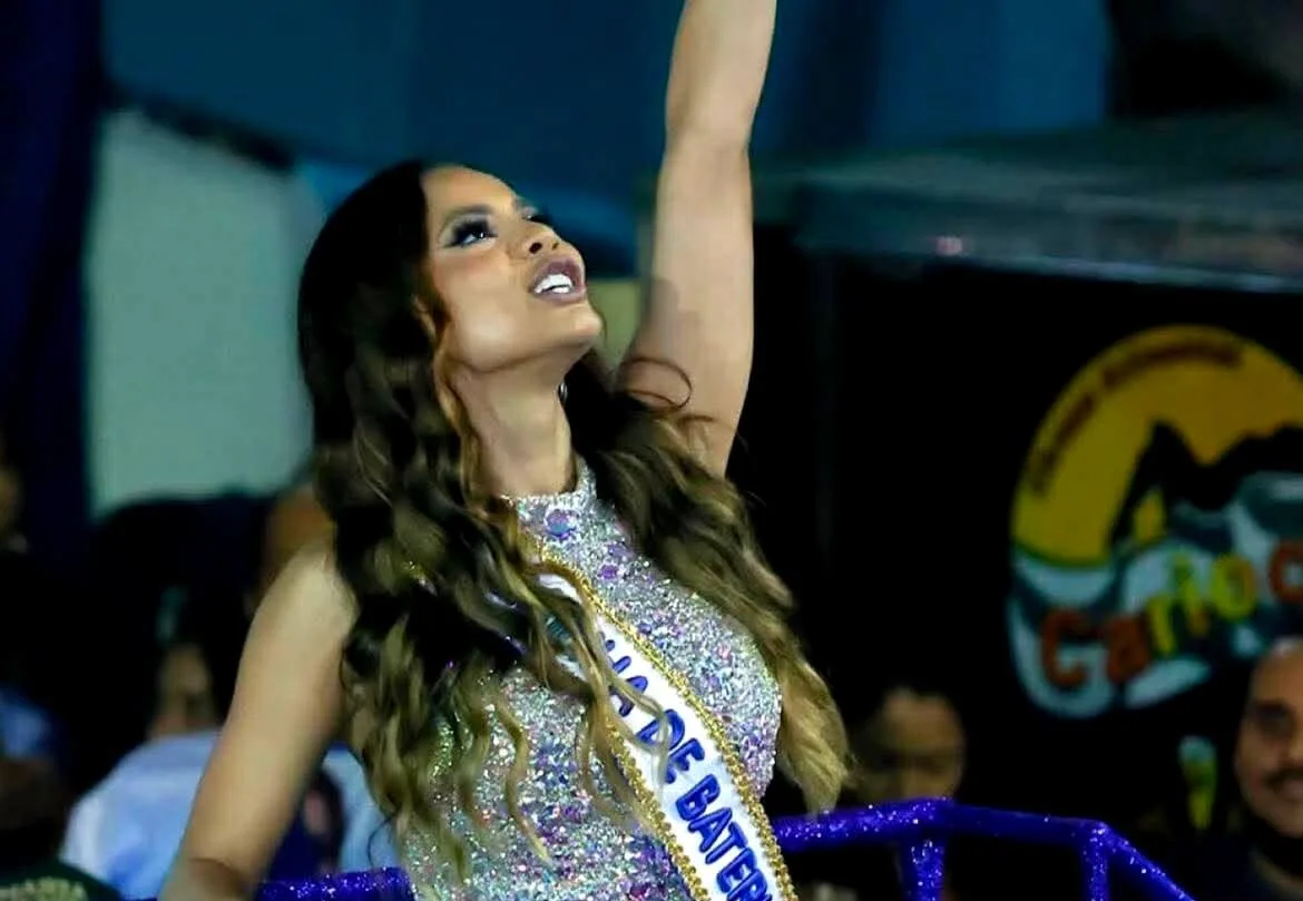 O Retorno da Soberana! Lexa é coroada Rainha de Bateria da Em Cima da Hora em noite de festa na Zona Norte