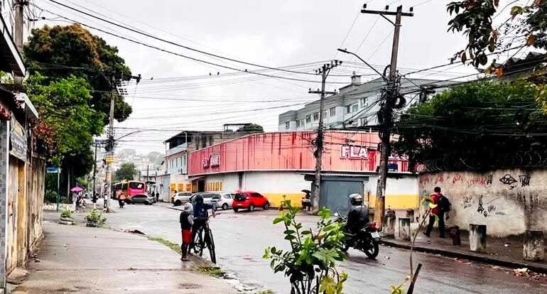 16 dias de apagão coletivo: moradores da Praça Seca se mobilizam contra abandono da Claro