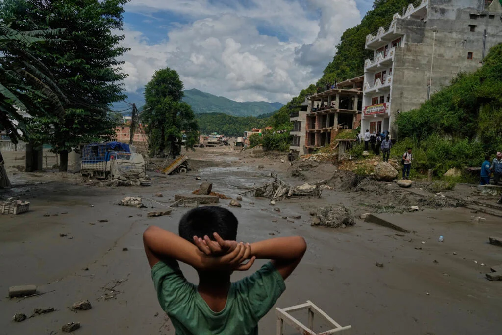 Deslizamento de lama devasta fronteira do Nepal; número de mortos passa de 90 e centenas seguem desaparecidos