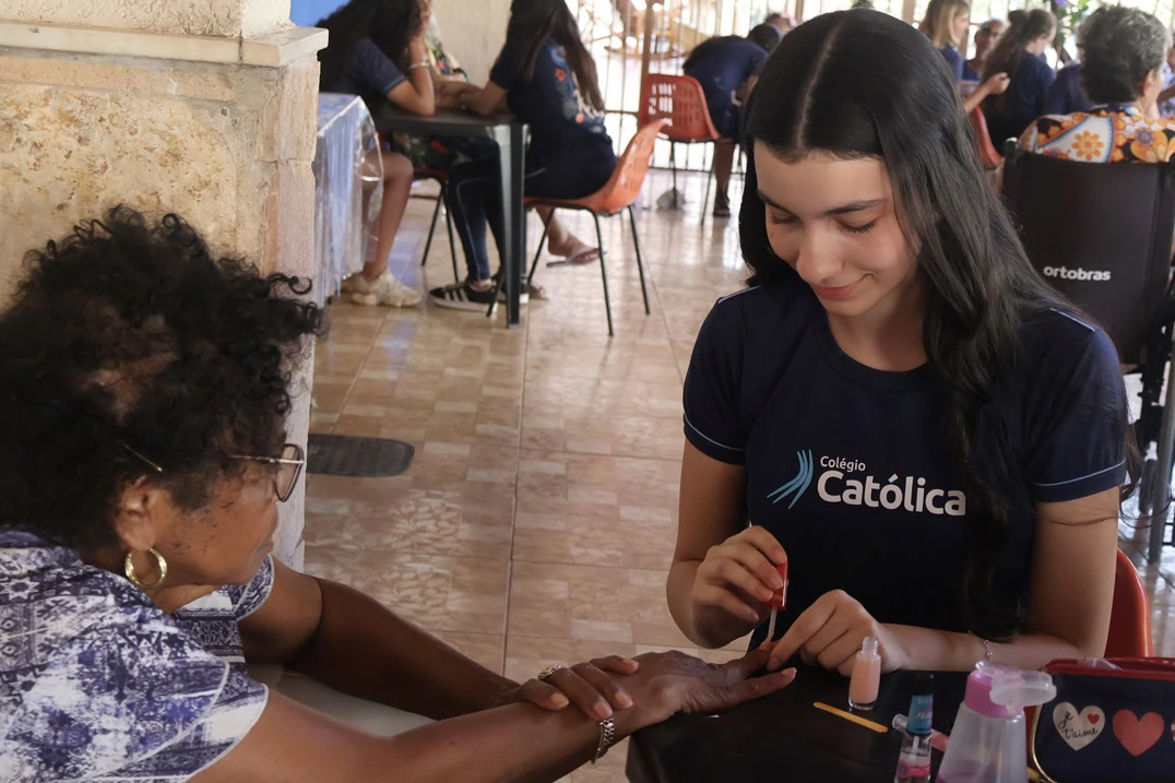 Autocuidado aproxima gerações em ação de estudantes do Colégio Católica Brasília