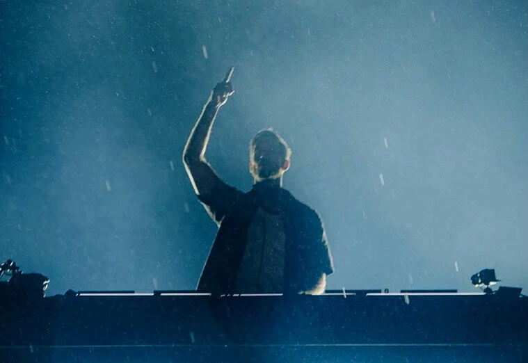 Tempo fecha no Rio, mas Calvin Harris, Nelly e Black Eyed Peas criam “baile épico” em noite de recorde no Rock in Rio