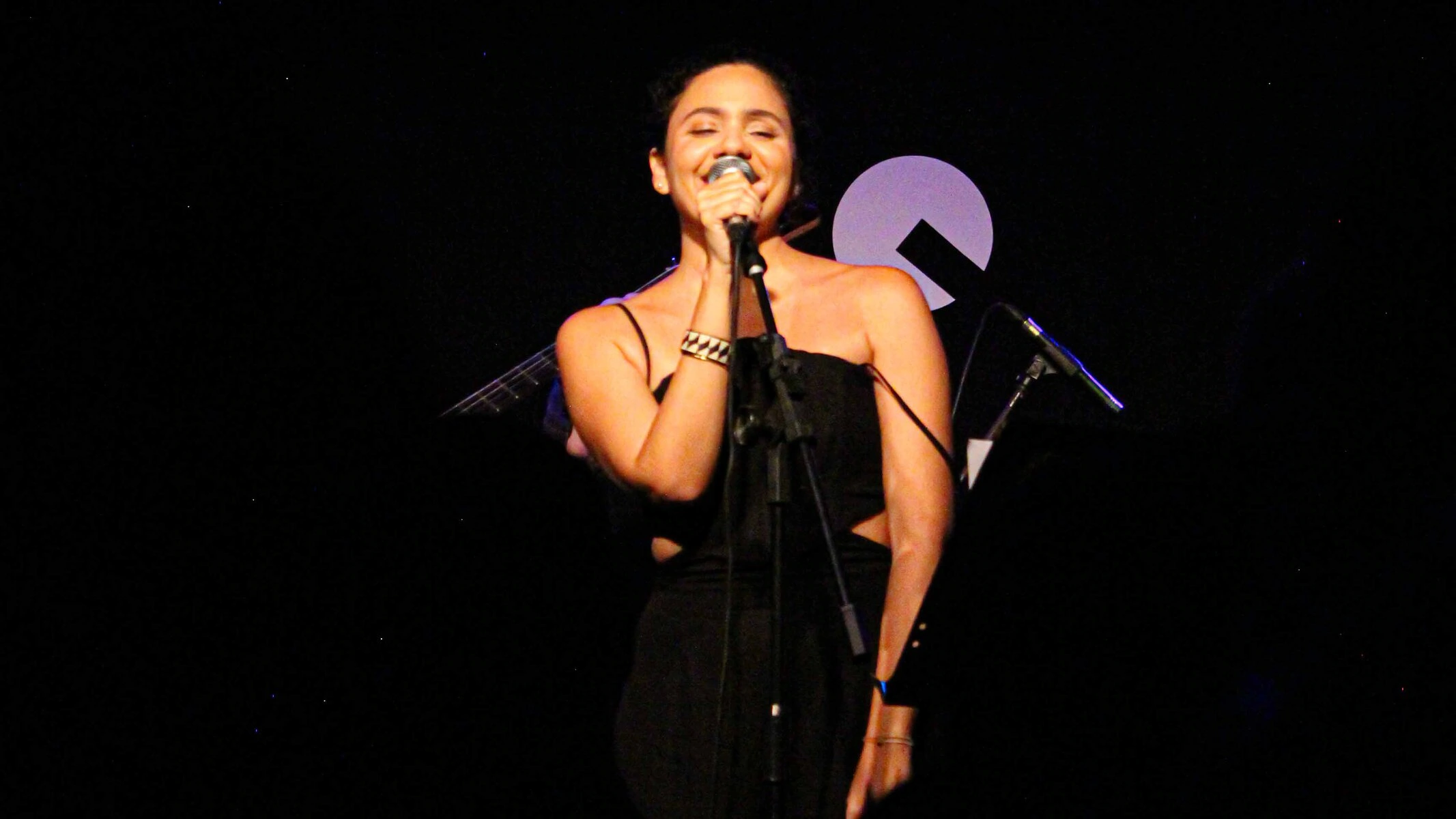 Naiara Martins canta os “Brasis” em show no RJ