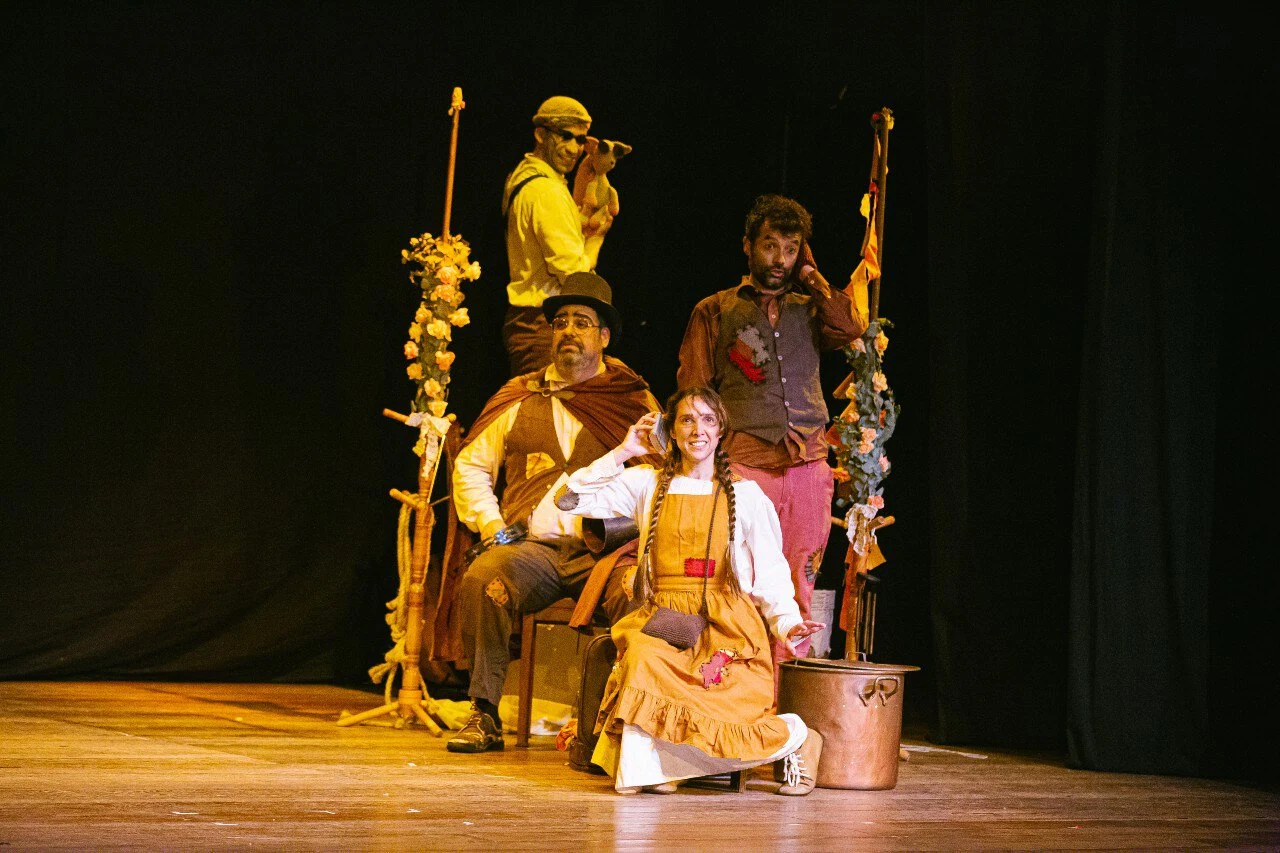 Os Mendigos e o Pato do Imperador leva máscaras, bonecos e acrobacias ao Teatro Laura Alvim