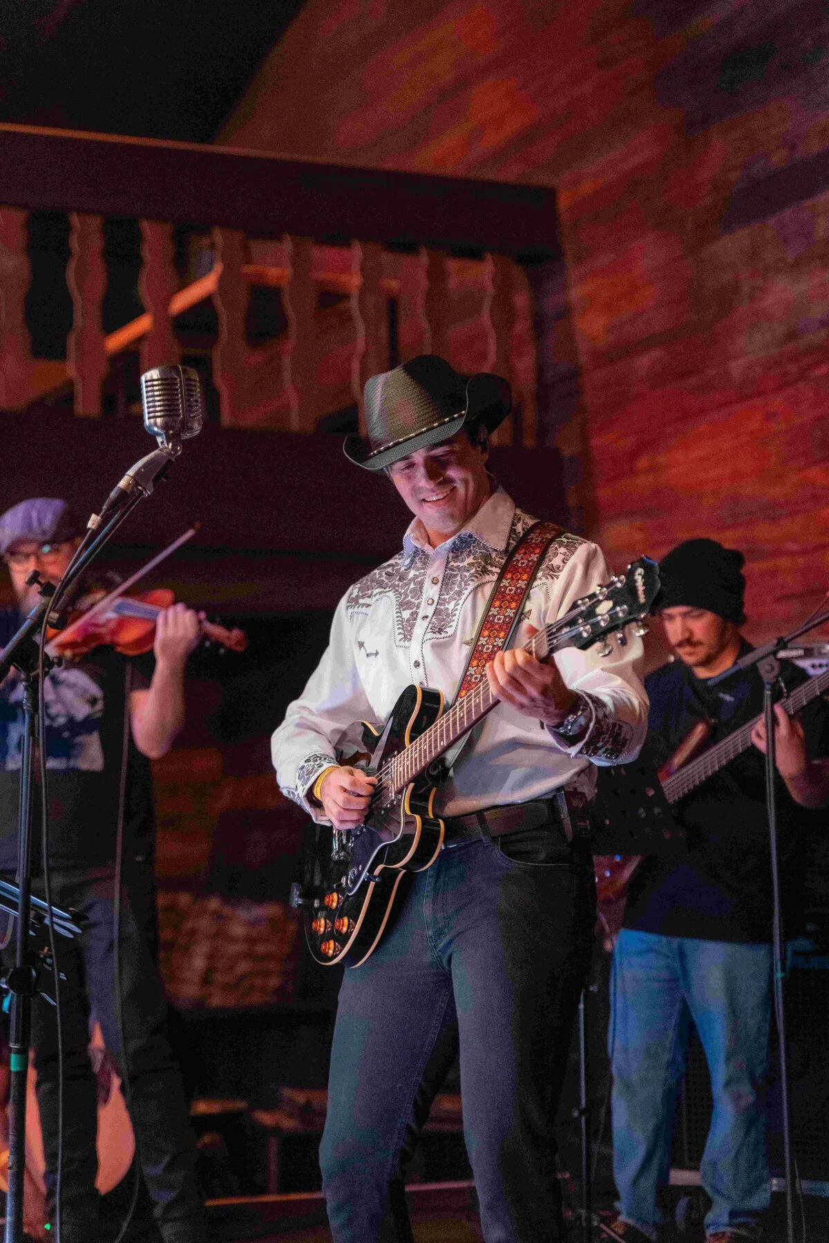 Gigio Teixeira lança releitura de “I’ll Try”, clássico de Alan Jackson, no projeto Nashville Sessions