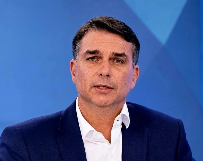 Flávio Bolsonaro descumpre ordem de Moraes, drible à PF e viaja aos EUA após derrota nas urnas